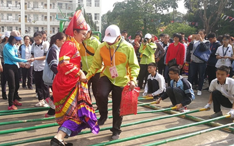 桂臺(tái)青少年在廣西開展校園民族文化交流活動(dòng)