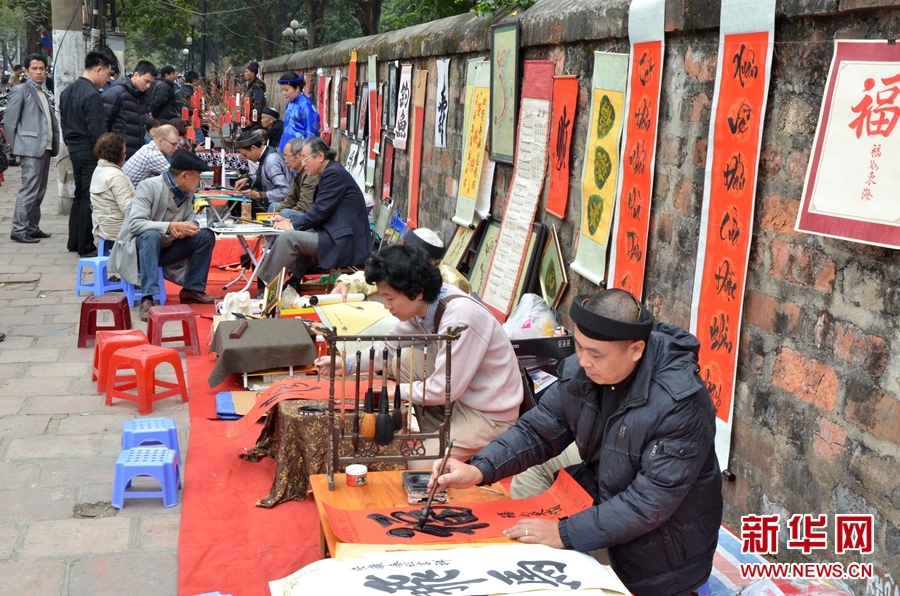 1月28日，在越南首都河內(nèi)，一位藝術(shù)愛好者在畫馬。