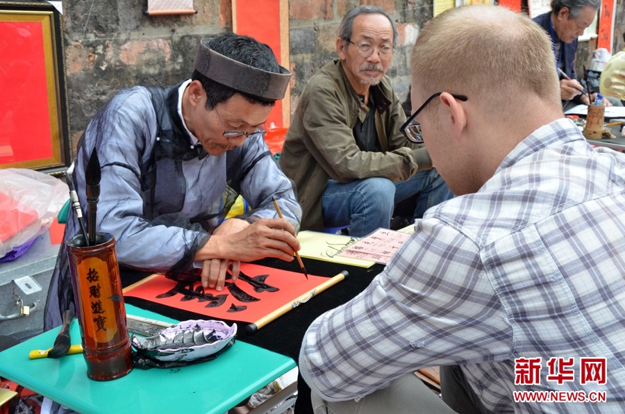 1月28日，在越南首都河內(nèi)，一位藝術(shù)愛好者在畫馬。