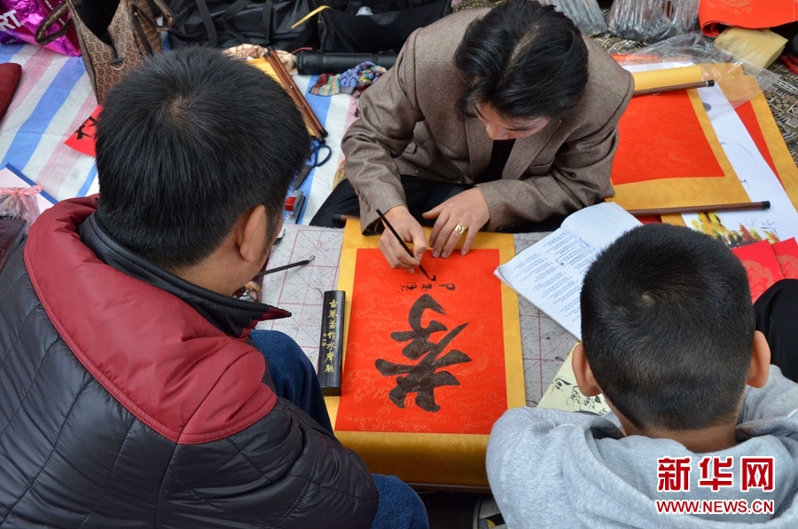 1月28日，在越南首都河內(nèi)，一位藝術(shù)愛好者在畫馬。