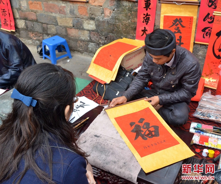 1月28日，在越南首都河內(nèi)，一位藝術(shù)愛好者在畫馬。