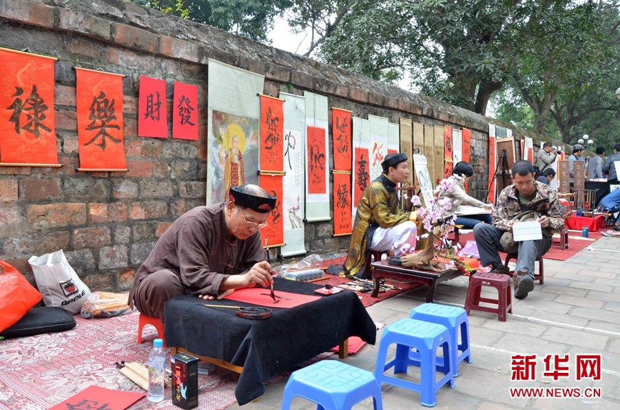 1月28日，在越南首都河內(nèi)，一位藝術(shù)愛好者在畫馬。