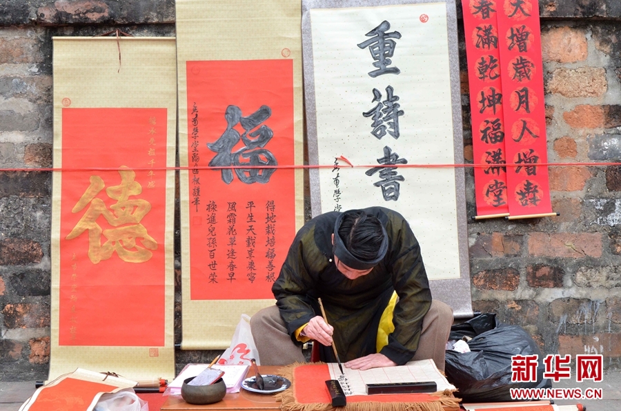 1月28日，在越南首都河內(nèi)，一位藝術(shù)愛好者在畫馬。