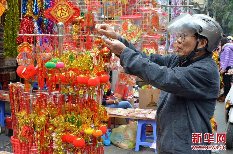 1月28日，在越南首都河內(nèi)，一位藝術(shù)愛好者在畫馬。