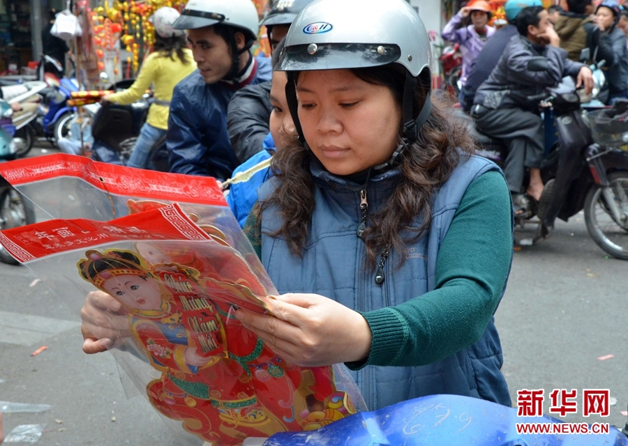 1月28日，在越南首都河內(nèi)，一位藝術(shù)愛好者在畫馬。