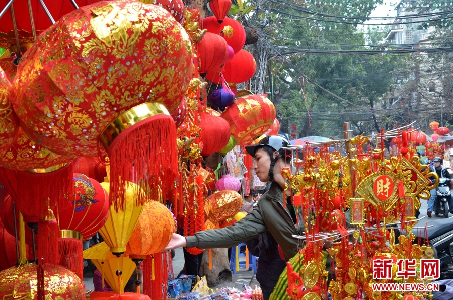 1月28日，在越南首都河內(nèi)，一位藝術(shù)愛好者在畫馬。