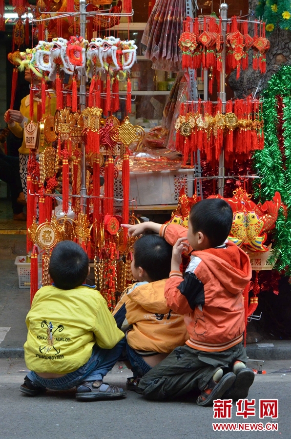 1月28日，在越南首都河內(nèi)，一位藝術(shù)愛好者在畫馬。