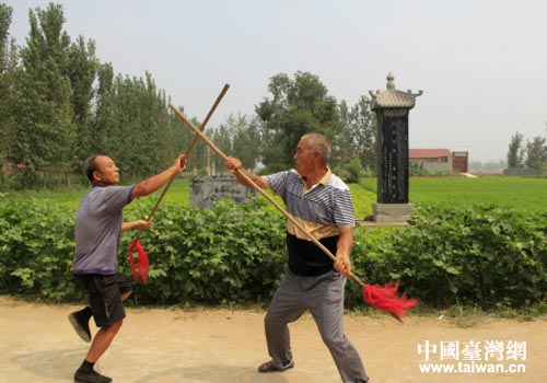 臺(tái)灣梅花拳推展協(xié)會(huì)到河南安陽進(jìn)行武術(shù)交流，雙方切磋技藝