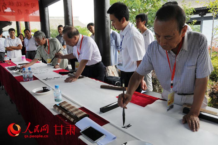 海峽兩岸書法家在涇川大雲(yún)寺共同書寫書法長(zhǎng)卷 郭頌霞 攝