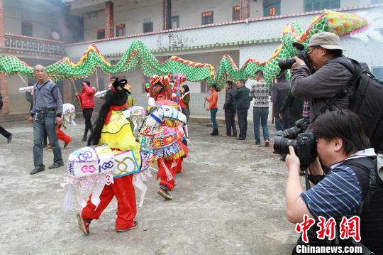 兩岸攝影師聚焦閩南竹馬戲