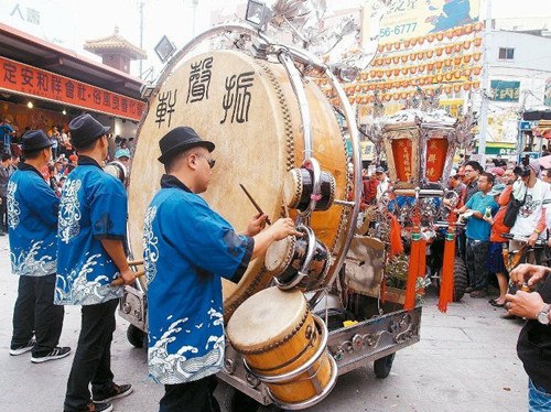 臺灣大甲媽祖繞境起駕陣頭奏《小蘋果》（圖）