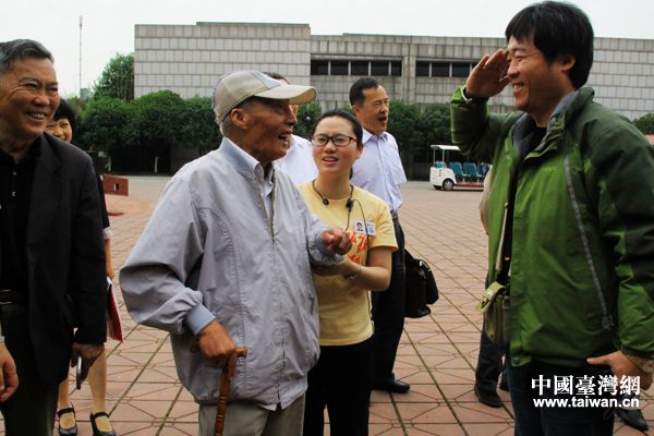 抗戰(zhàn)老兵劉景軾及臺(tái)灣旺報(bào)助理副總編宋秉忠（右一）。（臺(tái)灣網(wǎng)記者 宣玲玲 攝）