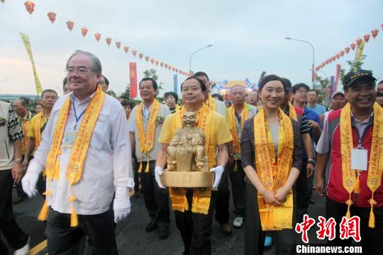 湖南神農(nóng)大帝祖廟聖駕，6月6日至16日首次赴臺灣巡境賜福。圖為聖駕抵臺，在新北市三重先嗇宮駐蹕安座，受到廟方及信眾盛大歡迎。　黃少華 攝