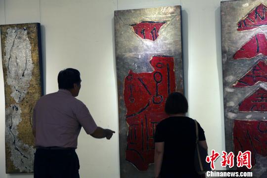 大陸知名畫(huà)家汪天亮在臺(tái)北辦漆畫(huà)展