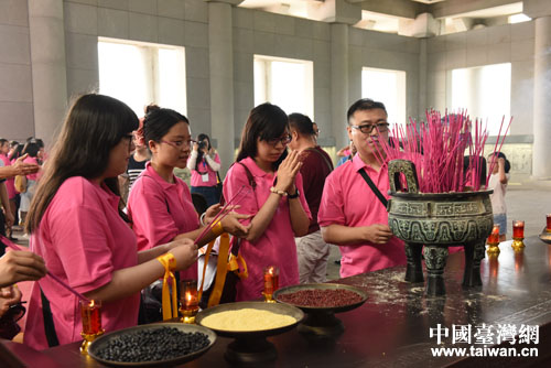 鄂臺(tái)兩岸大學(xué)生共同祭拜炎帝。（臺(tái)灣網(wǎng) 梁行 攝 ）