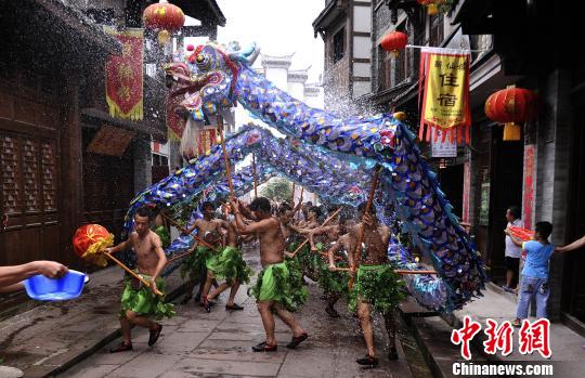 海外華媒高層重慶遊古鎮(zhèn)：“中國才有的古時味道”