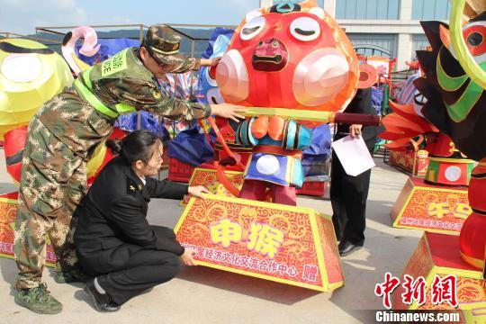 2月16日，今年第十四屆“兩馬同春鬧鬧元宵”活動福州馬尾區(qū)贈送的35組規(guī)格多樣的花燈在福州連江黃岐碼頭啟運(yùn)往馬祖。　許琳晶 攝