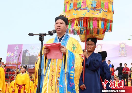 首屆海峽兩岸南宗道教奉祭三清道祖大典暨玉蟾宮落成開光十週年大慶21日舉行,圖為中國道教協(xié)會副會長、海南省道教協(xié)會會長陸文榮致歡迎詞辭。　吳天軍 攝