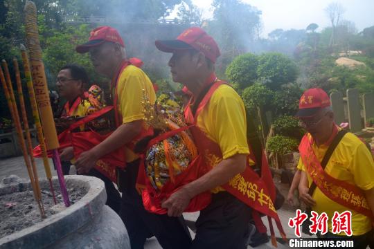 21日上午,臺灣彰化42名媽祖信眾,恭捧分靈媽祖回到福建湄洲媽祖祖廟謁祖進(jìn)香。　林群華 攝