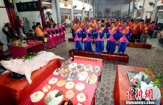 丙申年兩岸共祭白馬王祈福大典循漢代古禮進(jìn)行，行三獻(xiàn)禮。　記者劉可耕 攝