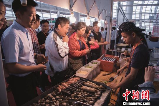 臺(tái)灣最知名的“士林夜市”、“花園夜市”被原汁原味地搬進(jìn)海交會(huì)。　李南軒 攝