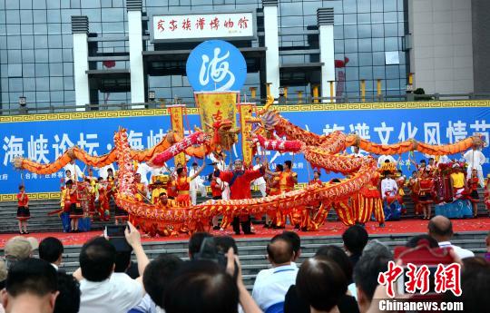 圖為海峽客家族譜文化風(fēng)情節(jié)開幕式民俗表演。　張金川 攝