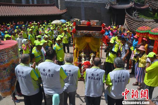 圖為進(jìn)香團(tuán)一行恭請媽祖下鑾駕。　林群華 攝