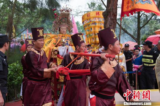 為了紀(jì)念媽祖羽化升天1029週年，福建湄洲媽祖祖廟於今日在“媽祖故里”湄洲島青浦澳海灘舉行海祭媽祖大典。　李南軒 攝