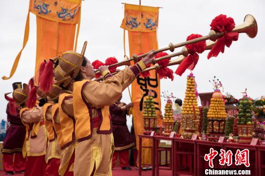 下午3時(shí)，海祭媽祖大典正式開始。鼓樂齊鳴，擂鼓三通，禮炮九響，海螺長(zhǎng)鳴。　李南軒 攝