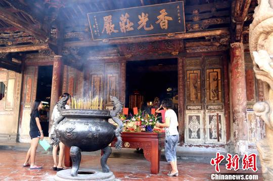 標(biāo)誌性古跡龍山寺，是臺灣中部名鎮(zhèn)鹿港的民間信仰中心之一，週末香火不斷。　黃少華 攝