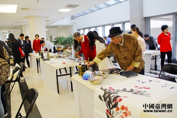 在慶祝香港回歸祖國20週年書畫展中，畫家紛紛鋪宣揮毫，留下翰墨丹青