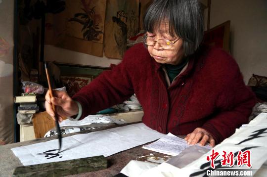 79歲老太練習(xí)瀕臨滅絕女書30余載望傳承（圖）