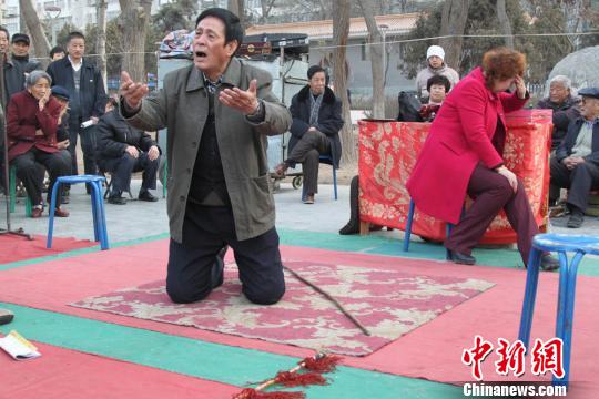 蘭州老年人黃河邊組合“地?cái)偂鼻厍谎堇[傳統(tǒng)文化