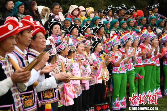 傳承300餘年天峰山歌會(huì)大理啟幕3萬人演繹“情天歌海”