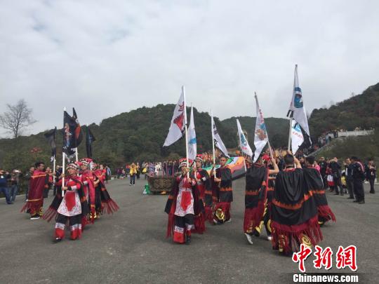 貴州畢節(jié)百里杜鵑花開彝族民眾祭花神（圖）