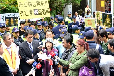 新北市百年土城因産權(quán)爭議強拆護産者赴當(dāng)局陳情