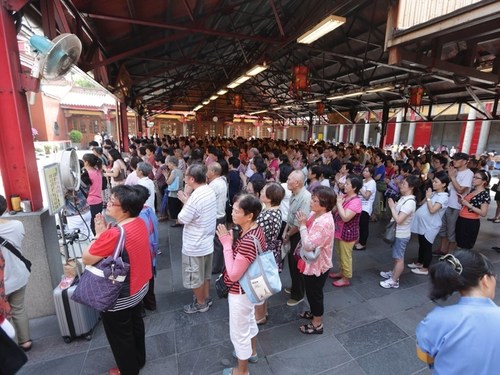 臺北行天宮禁香禁供首日信眾不習(xí)慣但虔心祭拜