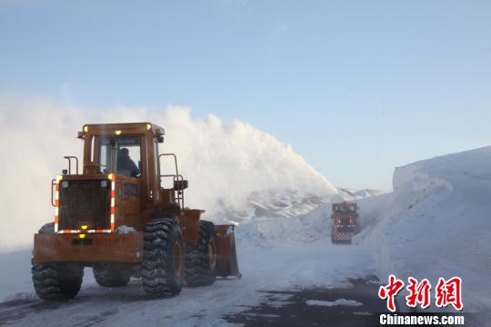 新疆托裏公路人7晝夜打通雪墻8000米解牧民轉(zhuǎn)場之急