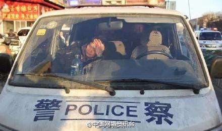 傳銷人員持磚襲警現(xiàn)場曝光 多名民警受傷(組圖)