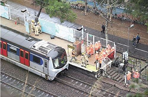 港鐵一路線一天發(fā)生兩宗事故列車車頂現火光（圖）