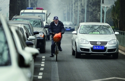 北京：非機(jī)動(dòng)車道遭劃車位 剩餘車道無(wú)車把寬