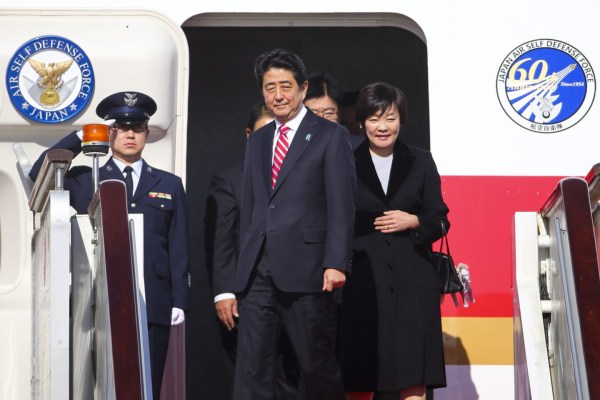 安倍與夫人抵達(dá)北京 登上紅旗車離開機(jī)場