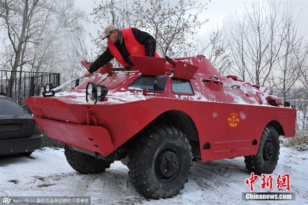 看戰(zhàn)鬥民族的計程車 由前蘇聯(lián)裝甲車改造