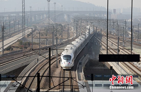 資料圖 一輛和諧號列車駛?cè)敫哞F南京南站。 <a target='_blank'  _fcksavedurl='http://www.chinanews.com/'></p></table><p  align=