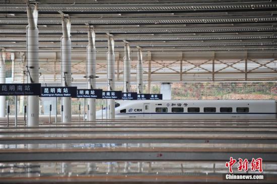 資料圖 1月3日，昆明等待上客的列車。<a target='_blank'  _fcksavedurl='http://www.chinanews.com/'></p></table><p  align=