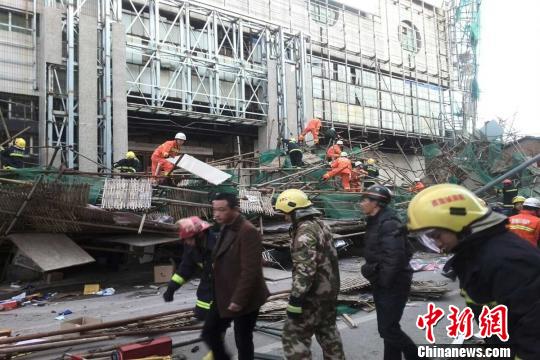 江西景德鎮(zhèn)市中心百貨商場腳手架倒塌傷亡未知（圖）