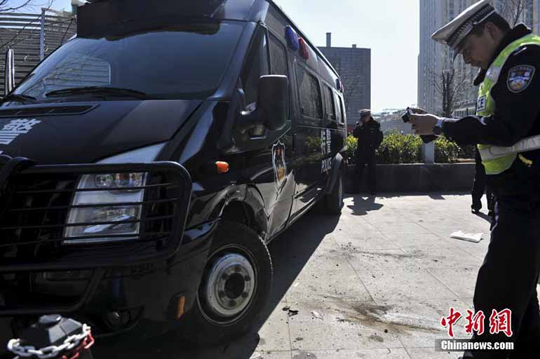 昆明街頭私家車撞上特警執(zhí)勤車引圍觀（高清）