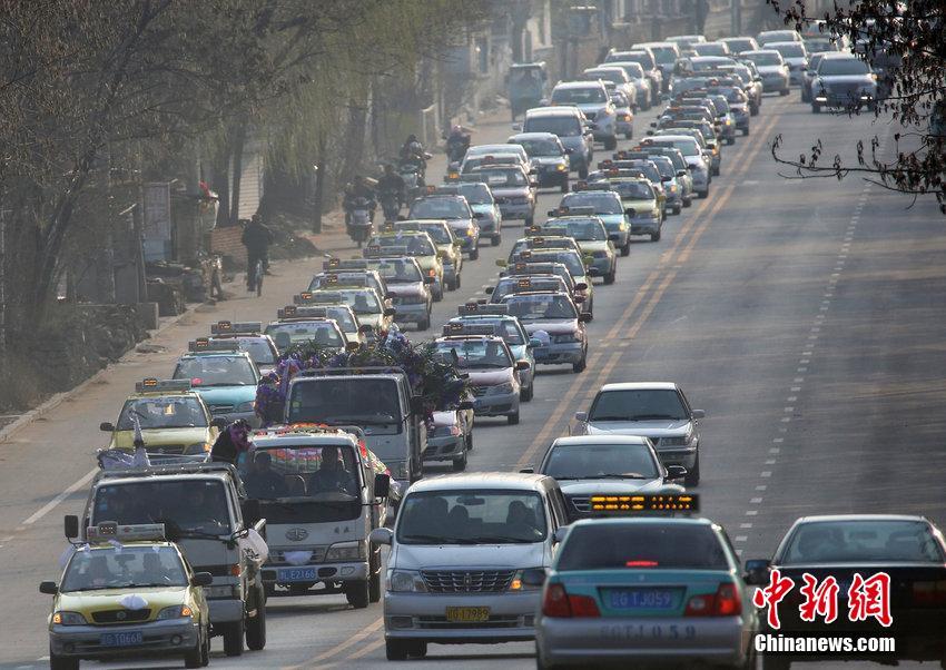 遼寧28歲的哥猝死 200輛計(jì)程車列隊(duì)送別