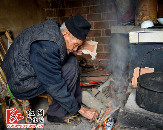 紅網(wǎng)新化站4月14日訊 “看起八十五六歲，嘿嘿，我今年103歲了”，新化縣吉慶鎮(zhèn)六華村夏良汝老人還在笑著責怪他的孫子，身份證年齡少報了2歲，幽默地説：“我?guī)蛧沂×?年長壽津貼”。