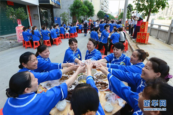 5月7日，廣西百色市田林縣樂(lè)裏鎮(zhèn)新昌社區(qū)壯族群眾共進(jìn)百家宴。